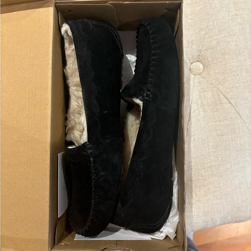 Women’s authentic UGG slippers size 10 worn just a few times excellent condition
